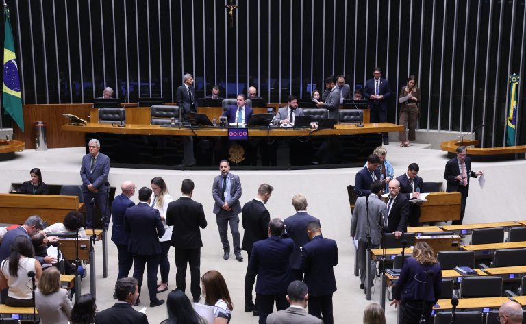 Câmara pode votar MP que isenta compras internacionais de até 50 dólares
