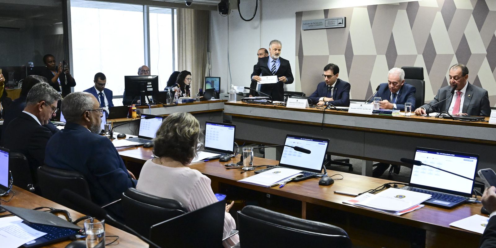 CCJ do Senado aprova proposta pelo fim da jornada 6x1