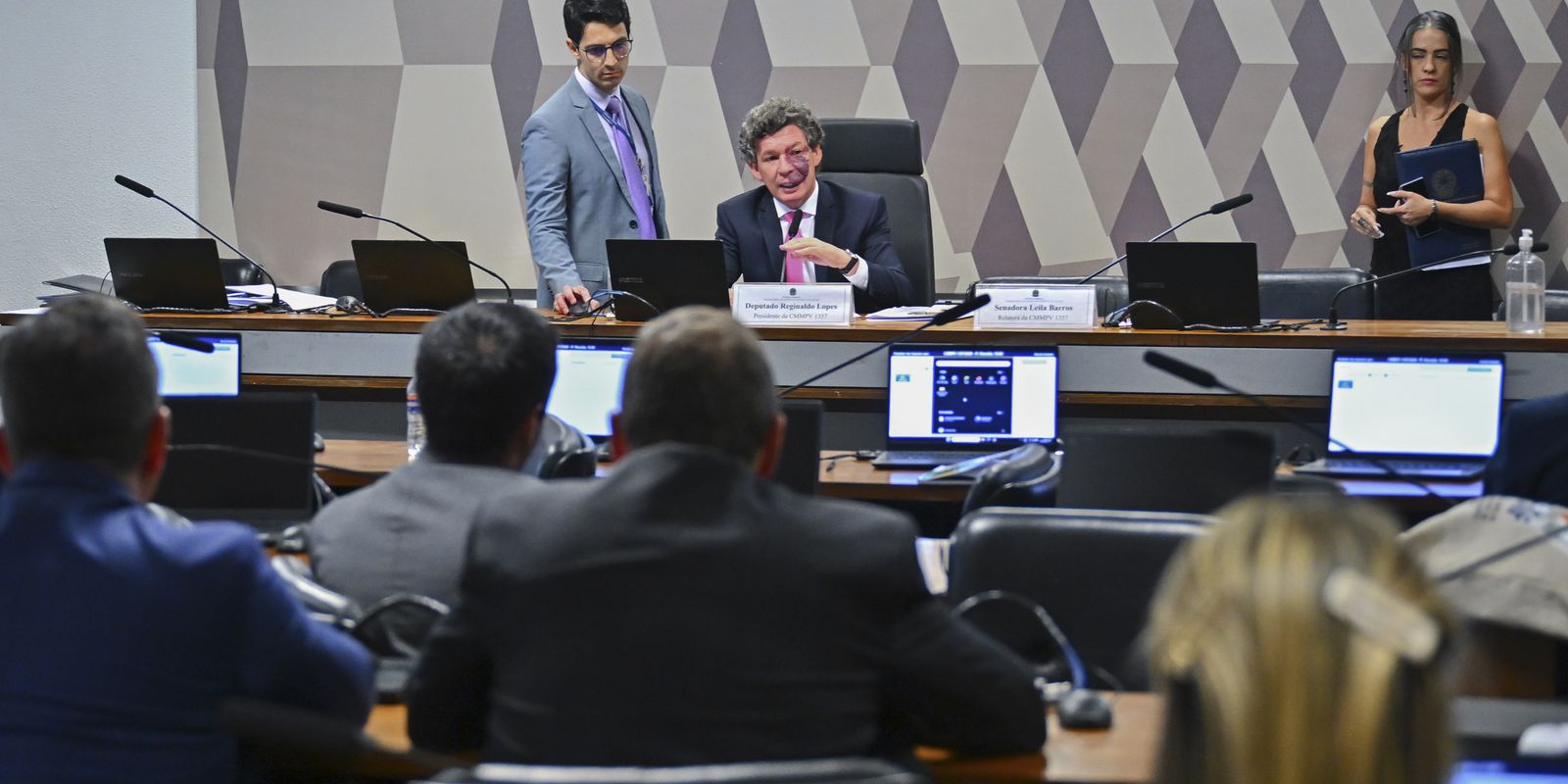 Comissão aprova MP da taxa das blusinhas, mantendo isenção para compras até US$ 50