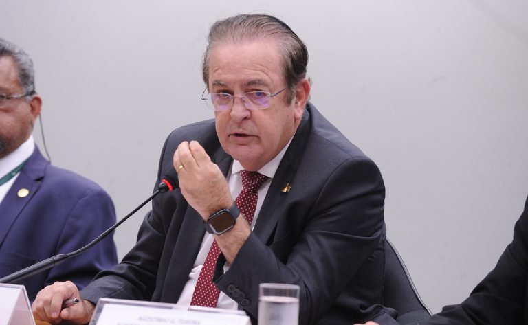 CCJ aprova proposta que autoriza extensão de estágio após a formatura