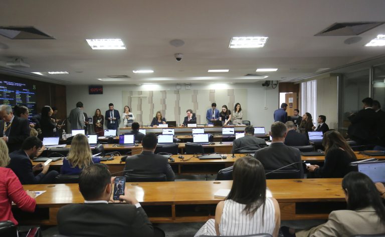Comissão aprova fim da taxa das blusinhas e envia proposta para a Câmara