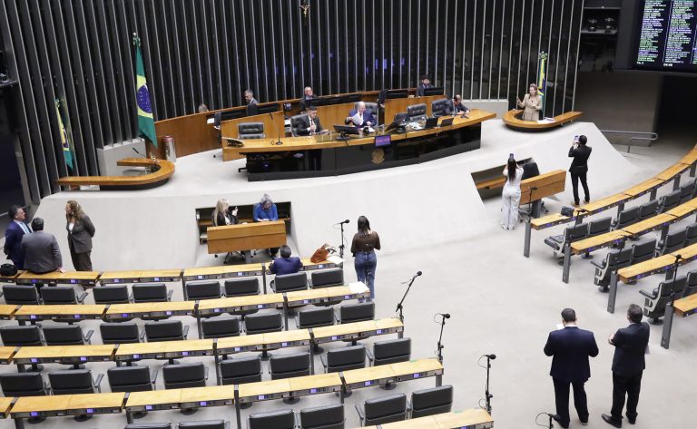 Câmara dos Deputados aprova urgência para projetos sobre agências e TRT