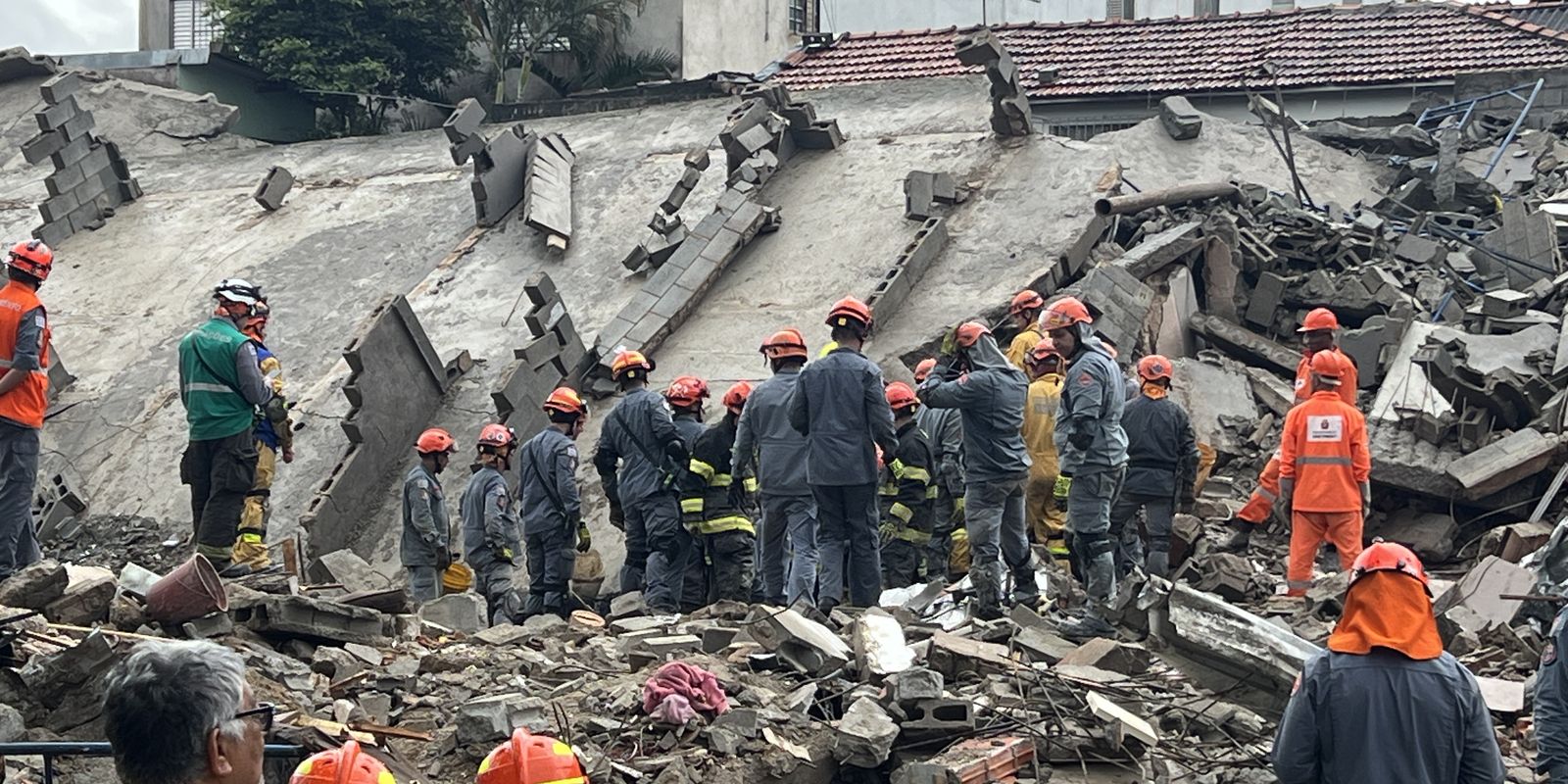 Grave desabamento em São Paulo deixa dois mortos e mobiliza bombeiros na Penha