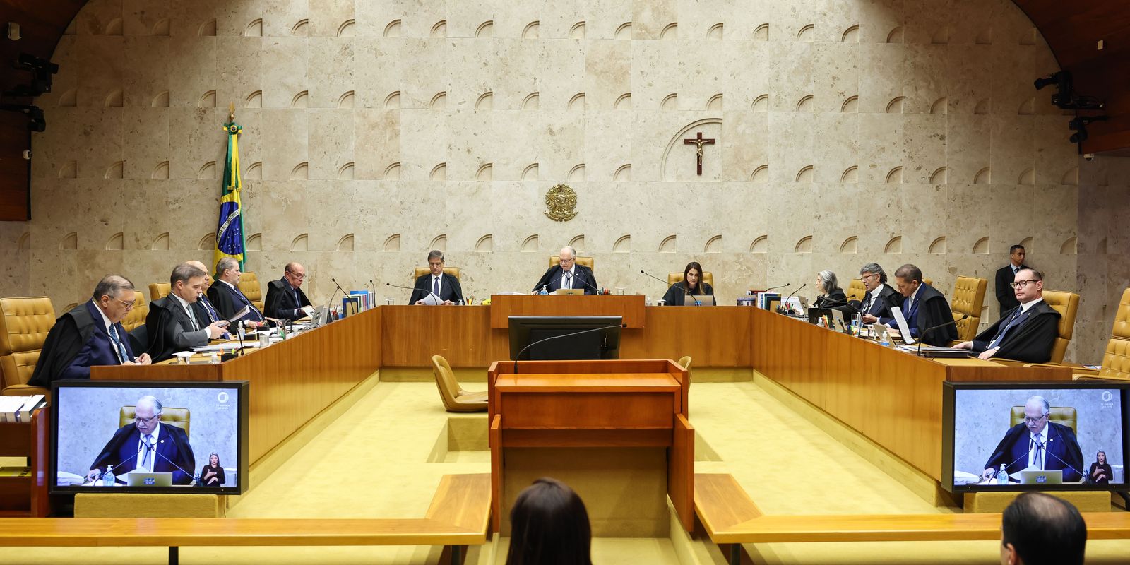 Dino e Zanin defendem julgamento no STF conjunto de Moraes e Mendonça