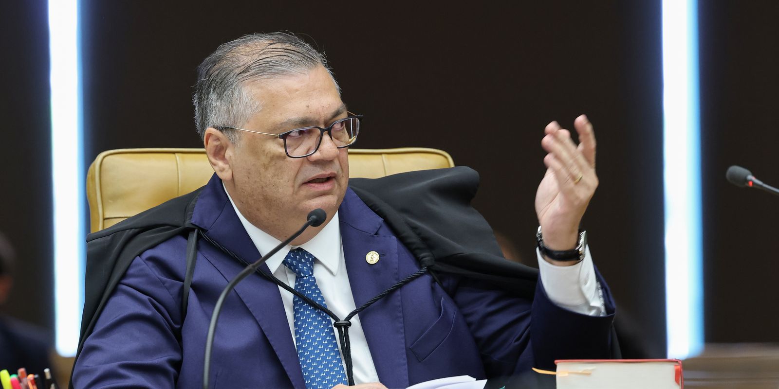 Dino ordena investigação da PF sobre gestão dos cemitérios de SP