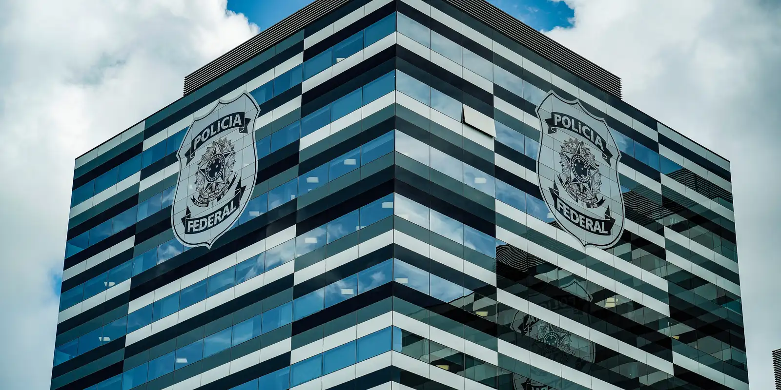 Cúpula da Polícia Federal coloca cargos à disposição após afastamento de diretor