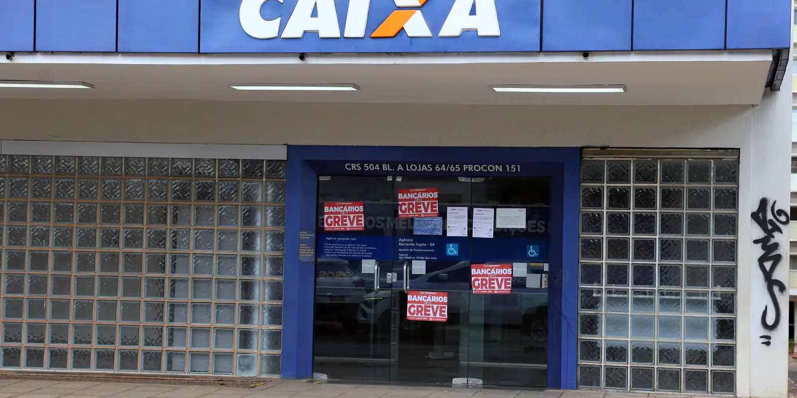 Funcionários rejeitam proposta e aprovam continuidade da greve da Caixa