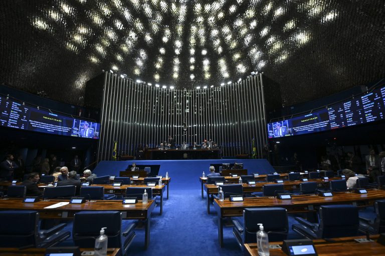Maioria dos deputados busca a reeleição mas cresce corrida para o senado
