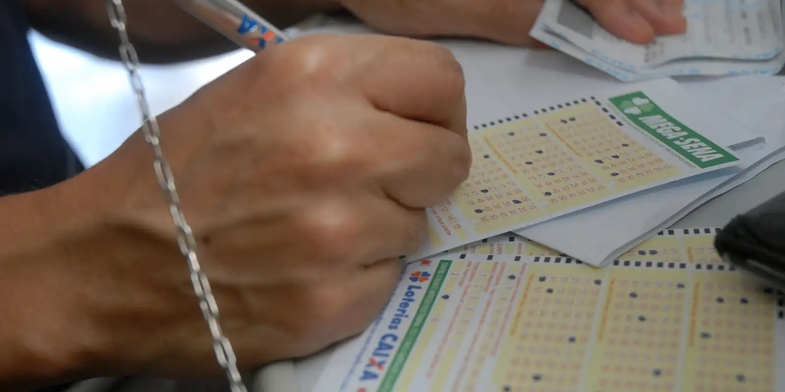 Ninguém acerta dezenas e Mega-Sena acumula em R$ 76 milhões
