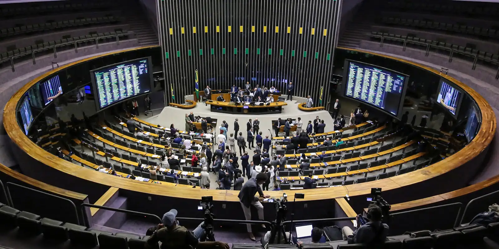 Câmara aprova texto da taxa das blusinhas e matéria segue para o Senado