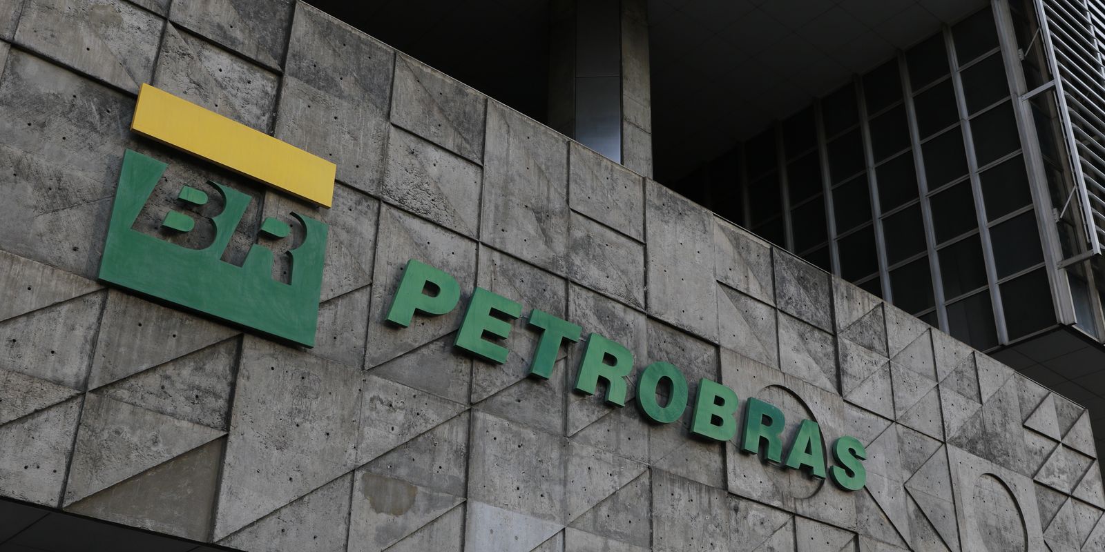 Petrobras batiza Starnav Elektra com tripulação 100% feminina no Rio