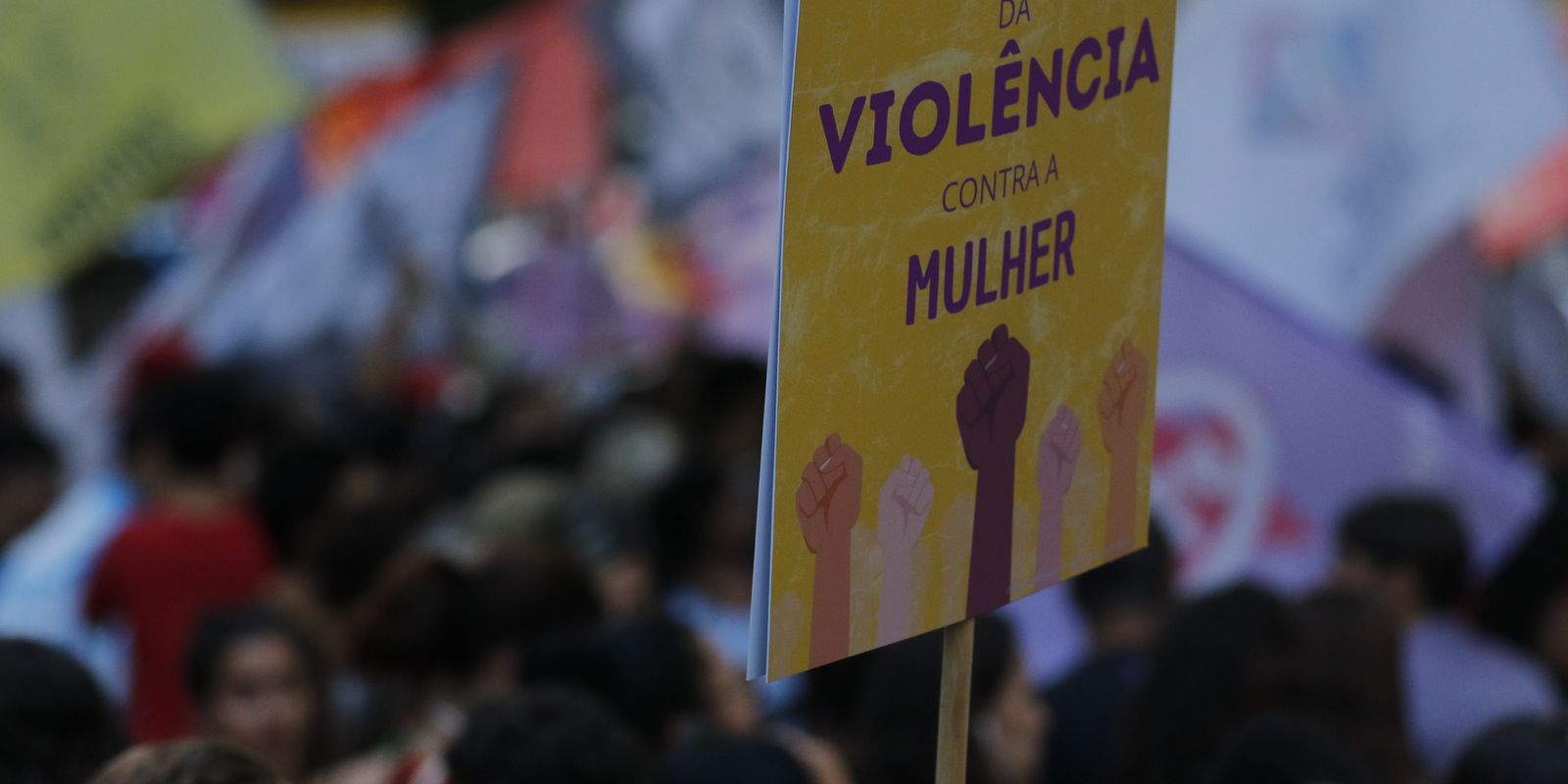 Plataformas devem detalhar medidas contra a violência digital