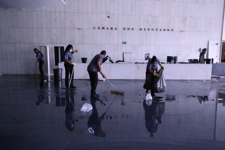 Projeto amplia vagas para mulheres em contratos públicos da administração federal
