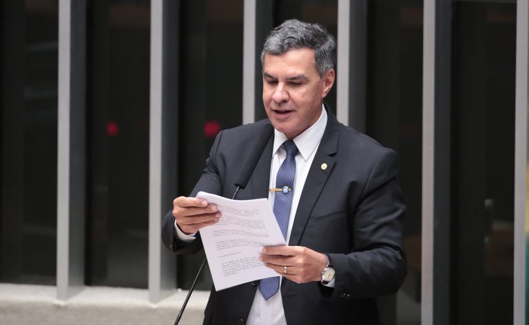 Projeto de lei restringe rolagem contínua para proteger saúde mental