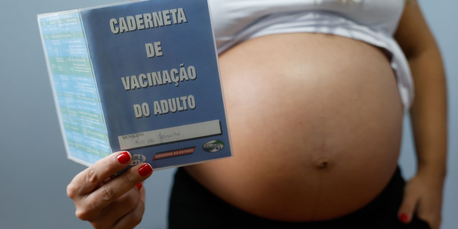 A baixa adesão à vacinação de gestantes contra gripe e covid gera alertas