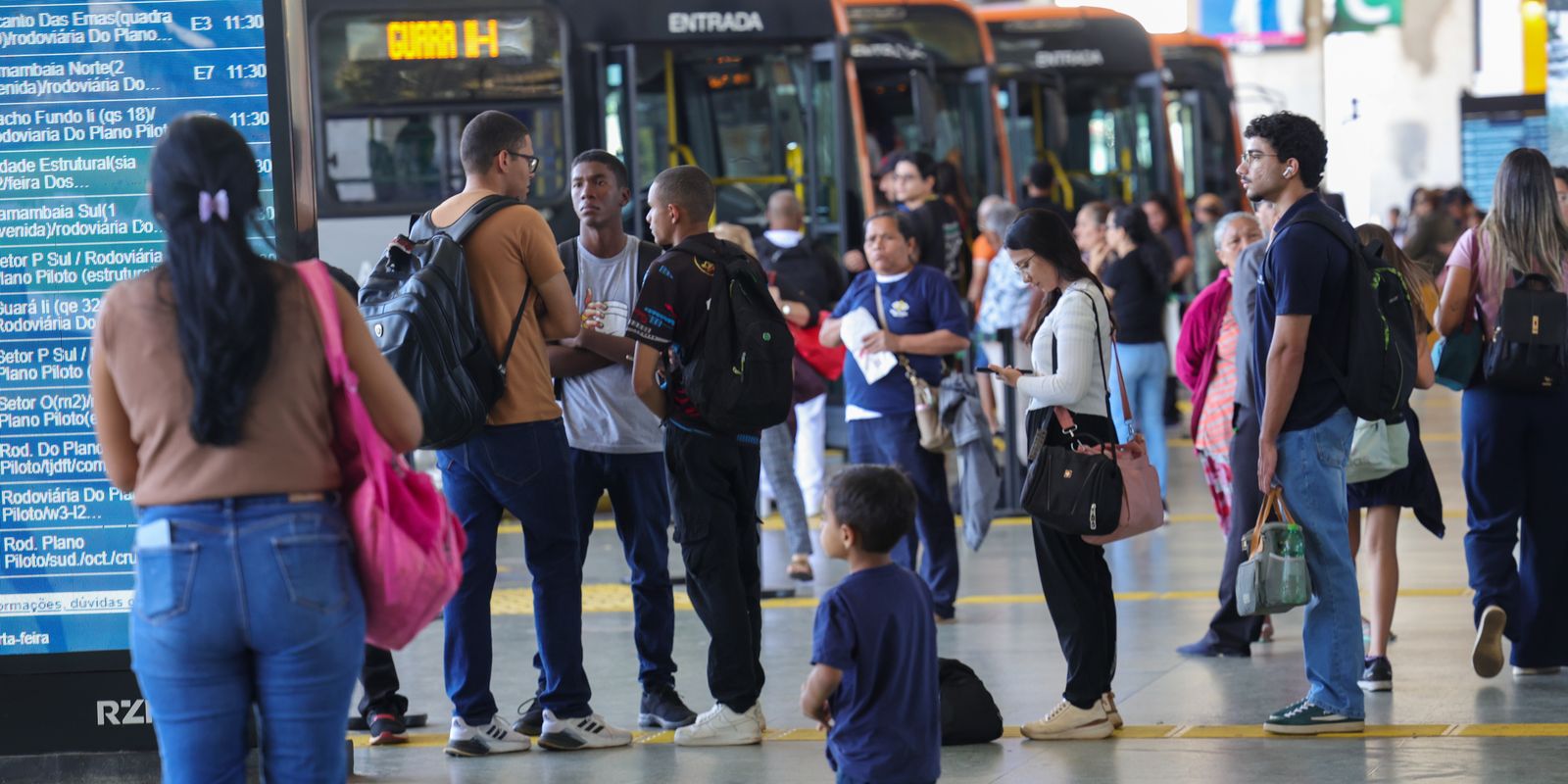Setor de serviços fica estável em julho e avança 2,4% em 12 meses, aponta IBGE