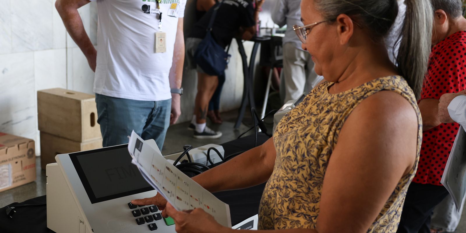 TRE-RJ distribui cola eleitoral gratuita para agilizar votação de eleitores