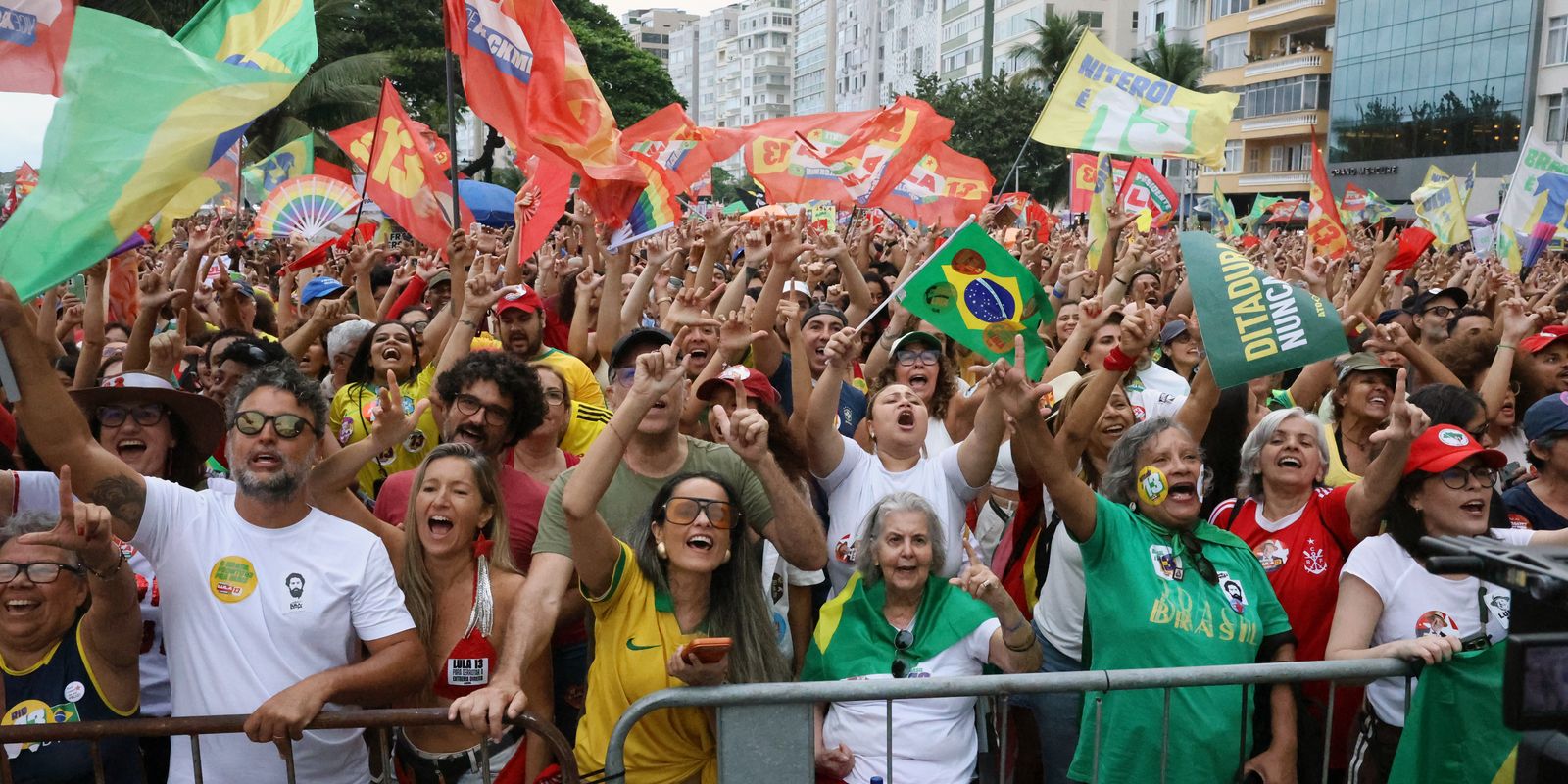 Ato pela democracia reúne milhares de pessoas em Copacabana no Rio de Janeiro