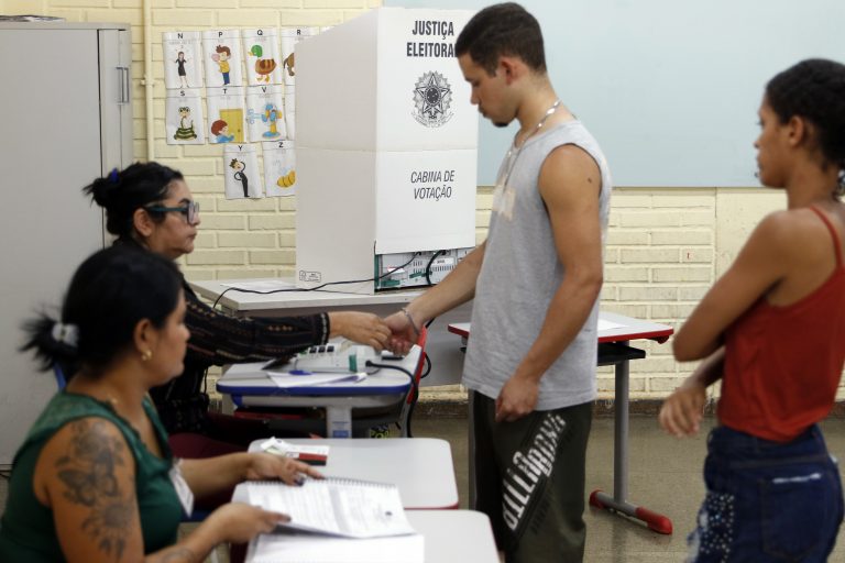 Brasileiros voltam às urnas neste domingo para definir presidente e governadores