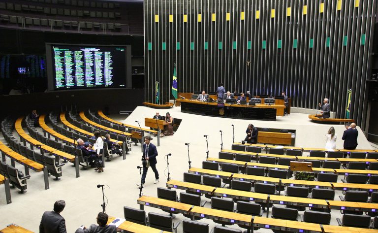 Câmara dos Deputados aprova MP que exige exame para o exercício da medicina