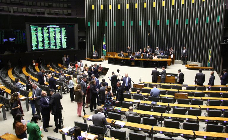 Câmara vota obrigatoriedade de aceitar exames no SUS vindos de clínicas privadas