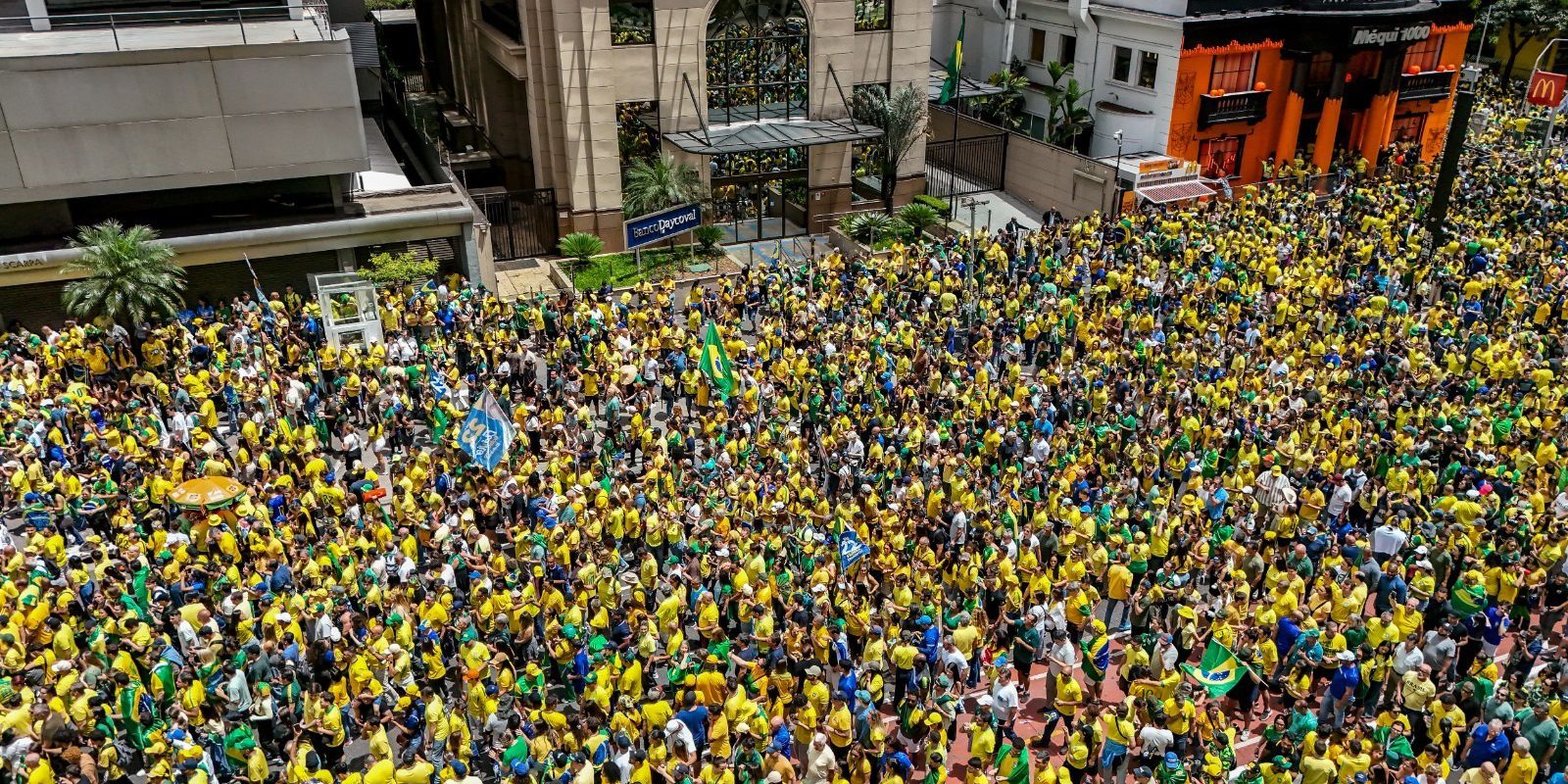 Flávio Bolsonaro reúne apoiadores em ato na Avenida Paulista