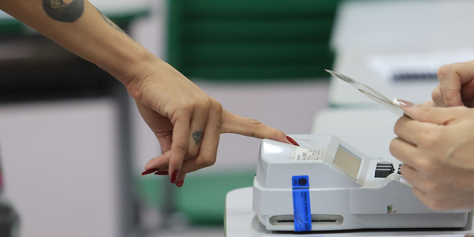 Eleitores enfrentam chuva e vão cedo às urnas no segundo turno do Rio