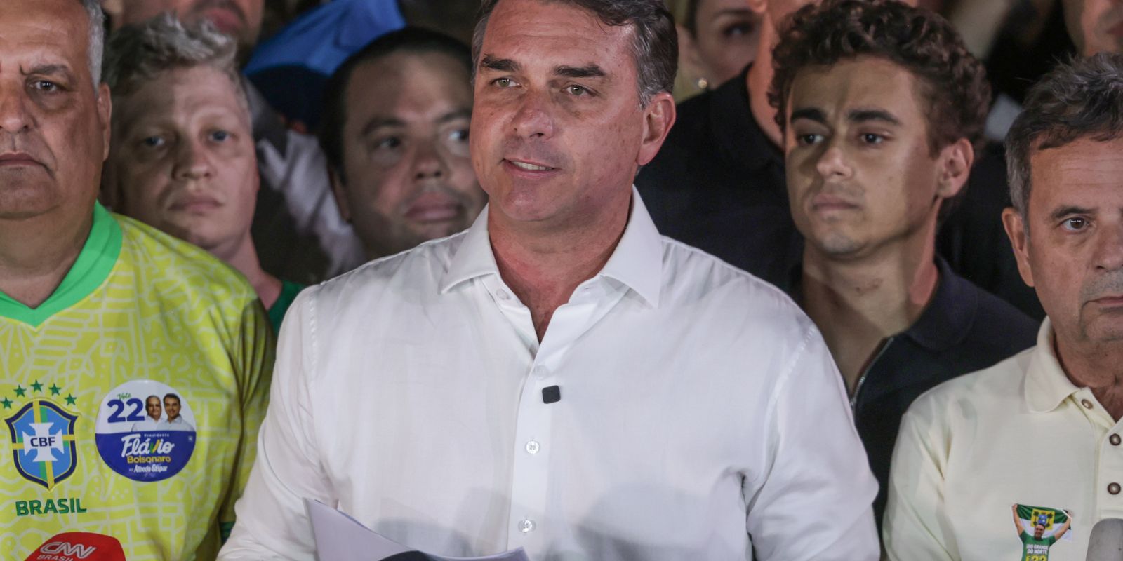 Flávio Bolsonaro agradece Trump e Milei em carta após fuga para os Estados Unidos