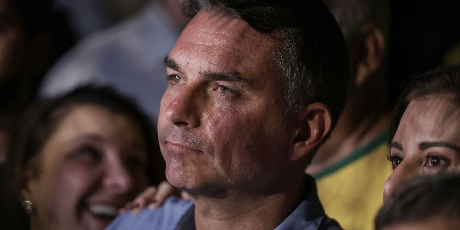 Flávio Bolsonaro evita propostas e faz acusações sem provas em sabatina