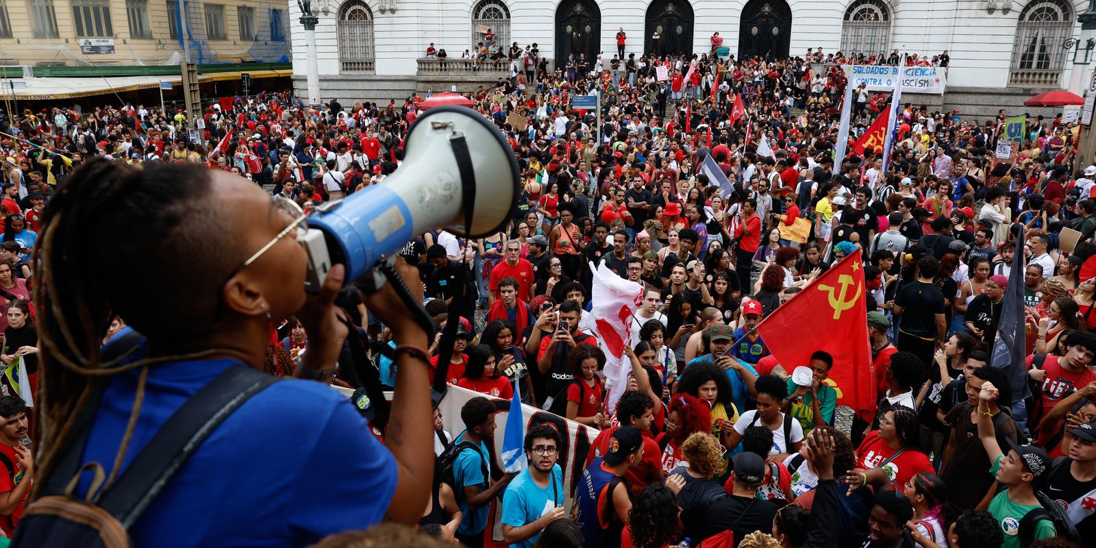 Estudantes realizam atos pelo país em defesa de eleições e apoio a Lula