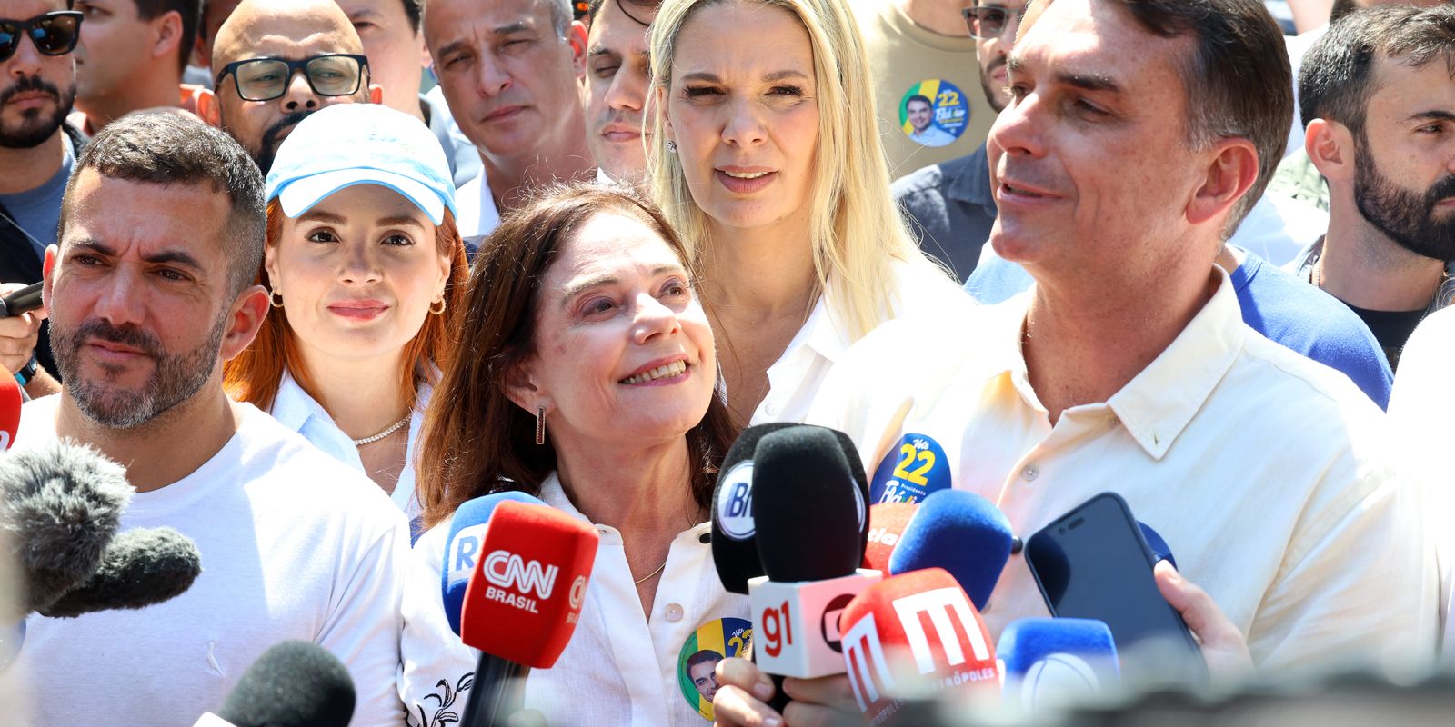 Flávio Bolsonaro garante manutenção do Bolsa Família e propõe melhorias