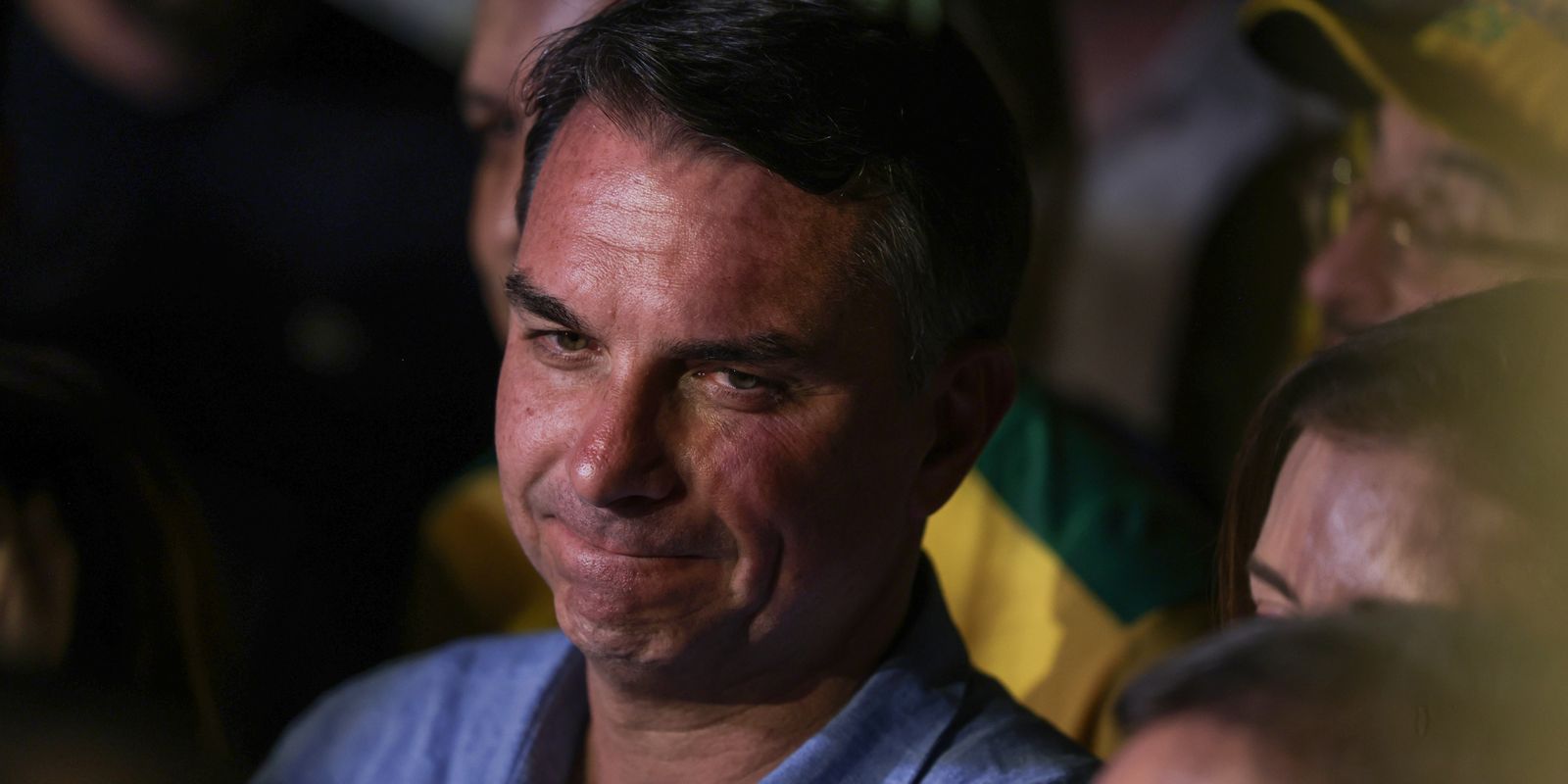 Fuga para os EUA e carta golpista ampliam isolamento de Flávio Bolsonaro