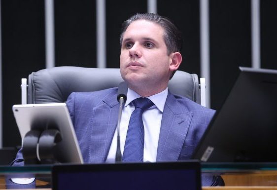 Hugo Motta comemora aprovação de novo limite para MEI na Câmara