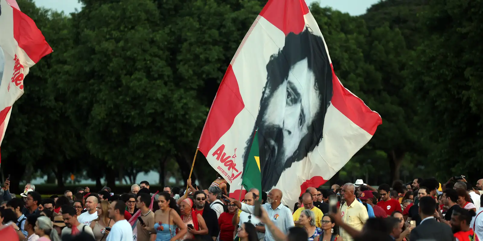 Aniversário de Lula reúne eleitores idosos e emociona presidente no Alvorada