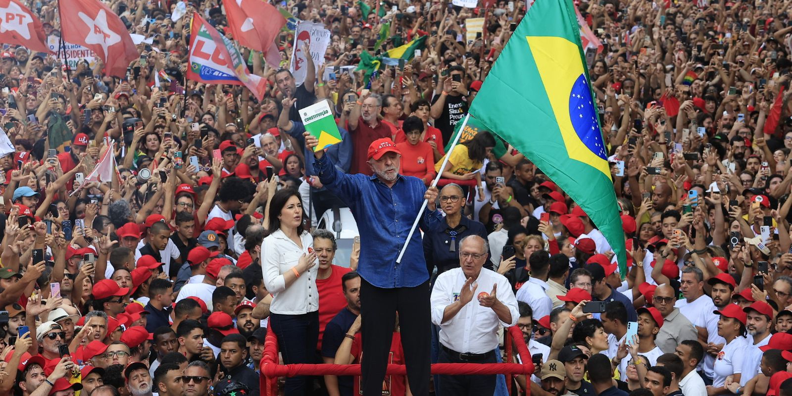 Lula vence eleições presidenciais e conquista seu quarto mandato no Brasil
