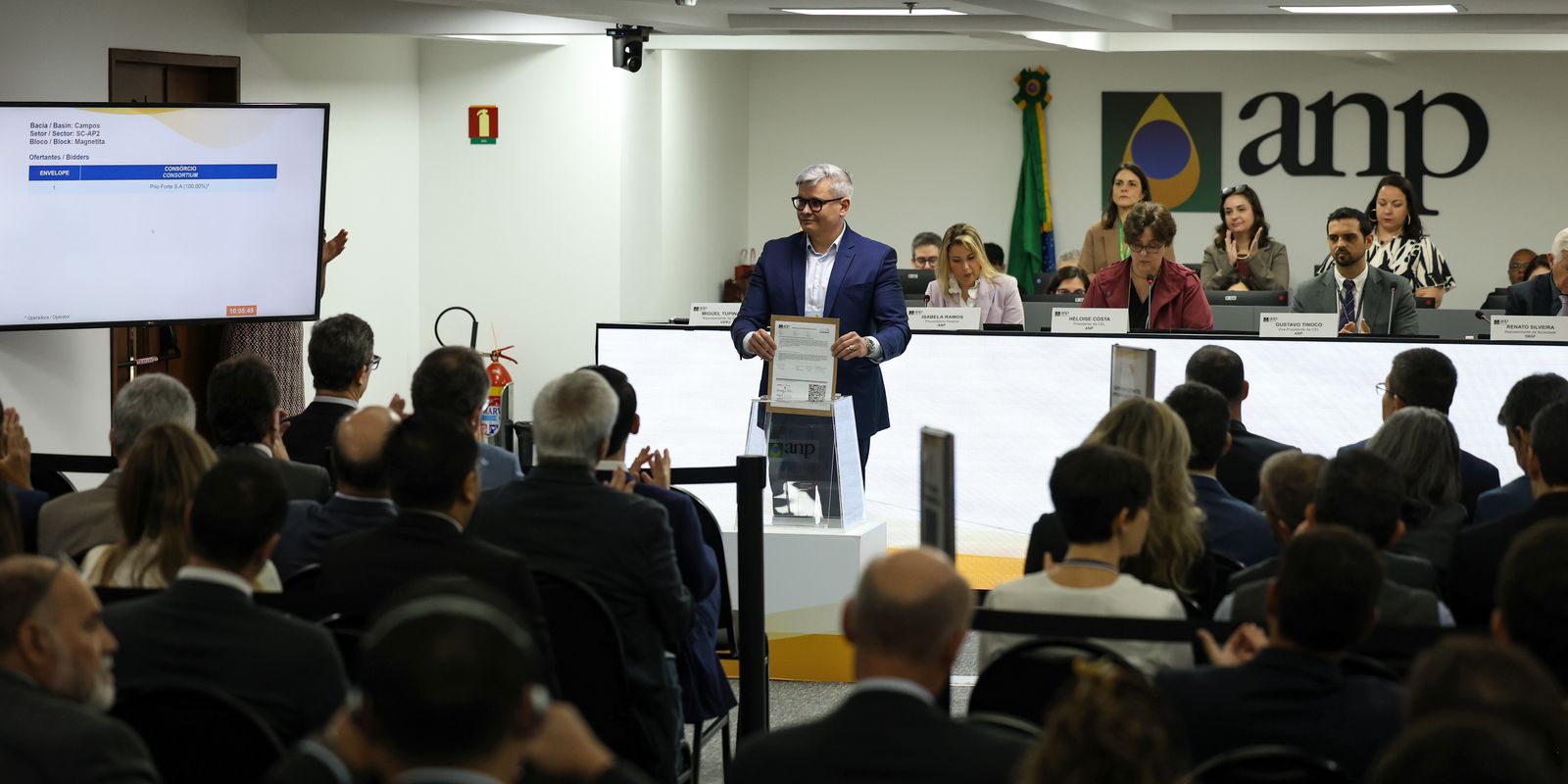 Maior leilão do pré-sal termina com sete blocos arrematados no Rio