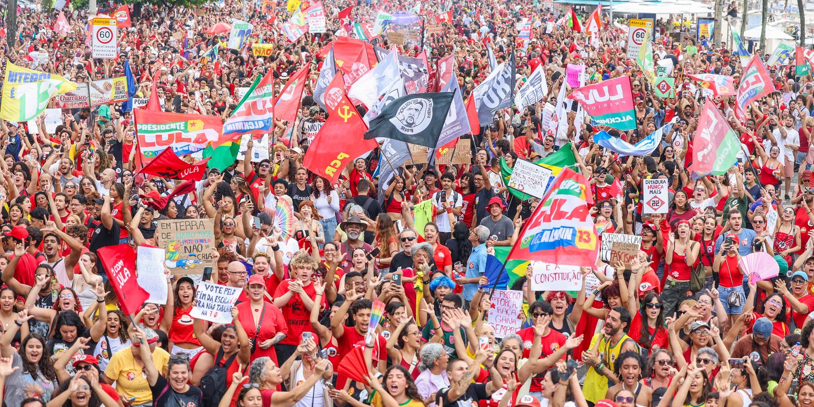Ato em Copacabana reúne milhares em defesa da democracia no Rio de Janeiro