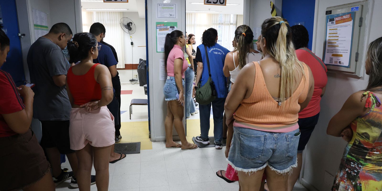 Moradores do Complexo da Maré se mobilizam para divulgar novos locais de votação
