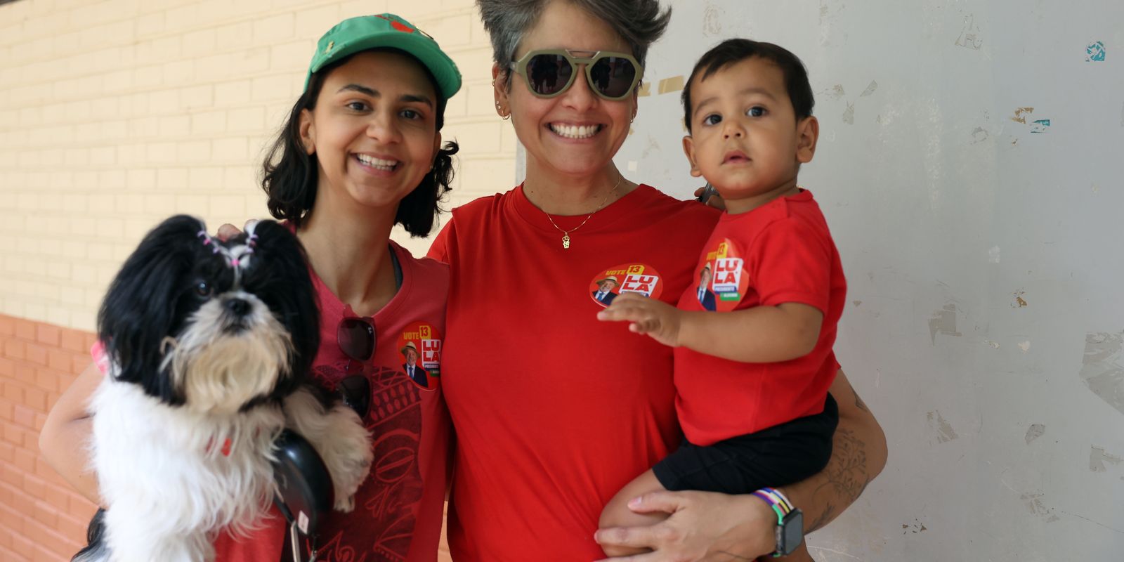 Pais levam crianças nas eleições para incentivar o exercício da cidadania