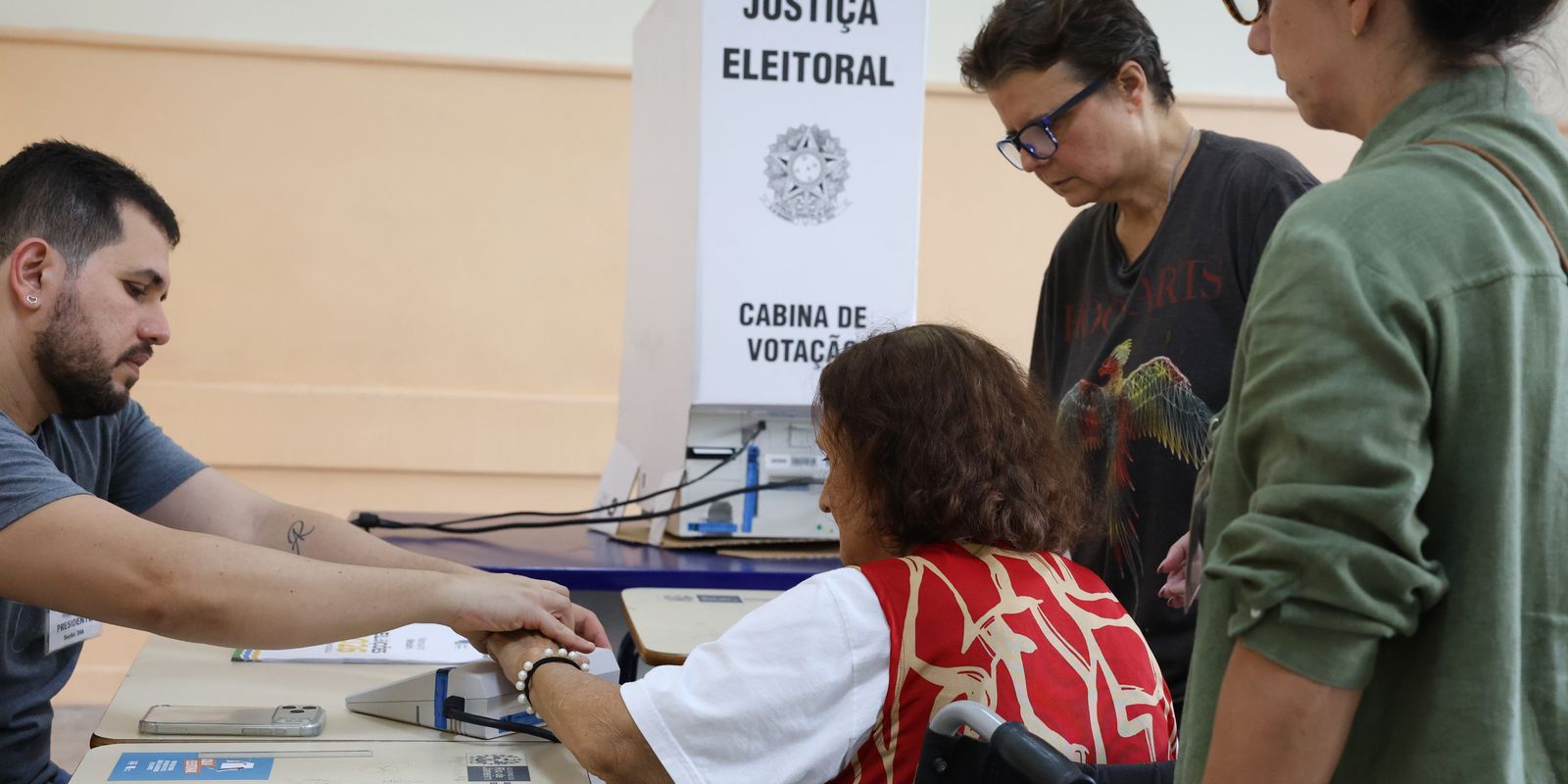 Primeiro turno das eleições registra salto de 43% de eleitores idosos nas urnas