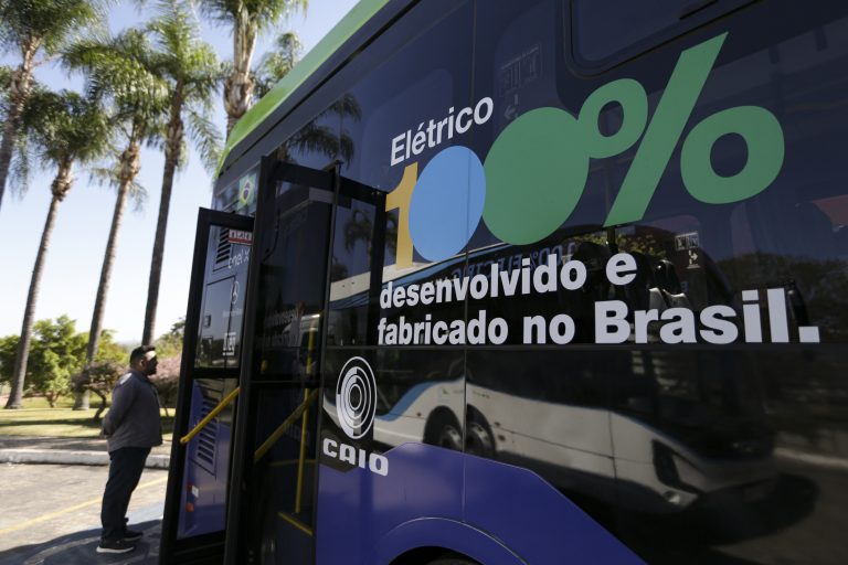 Projeto cria política nacional para eletrificação de frota no Brasil