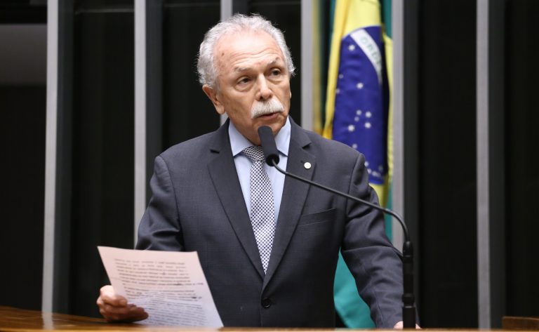Projeto de lei propõe substituição gradual de plásticos descartáveis no setor público