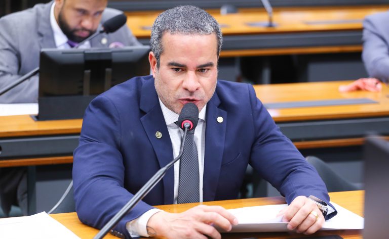 Projeto pune o desconto indevido em folha com pena de até 8 anos de prisão