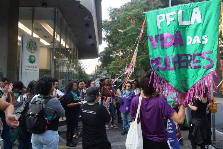 Projeto amplia pena para incentivo ao suicídio em casos de violência doméstica