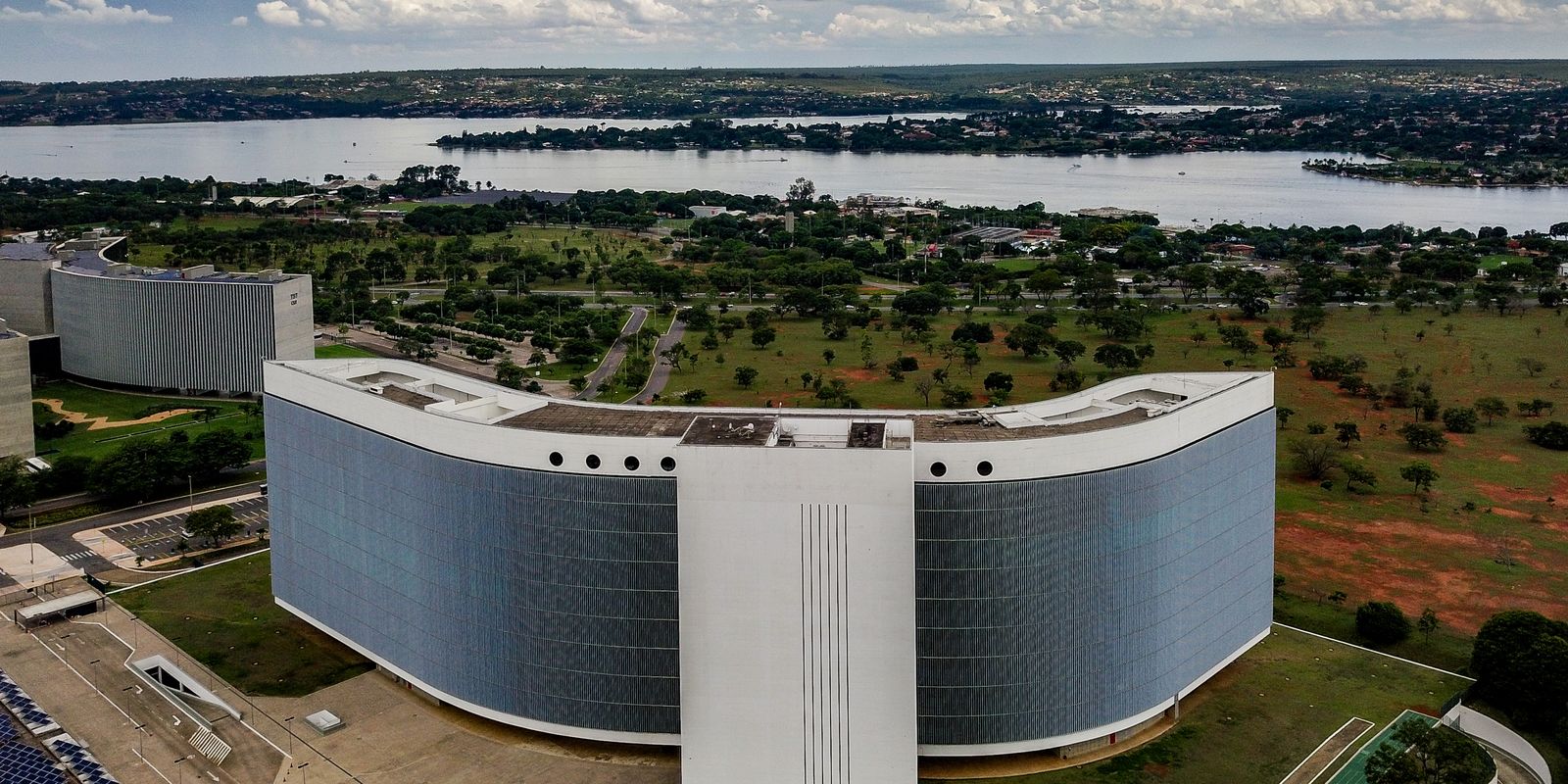 TSE exige isonomia eleitoral após falhas na IA da Meta envolverem candidatos