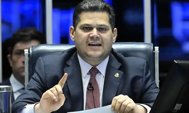 Davi Alcolumbre define cronograma para votação do fim da escala 6x1 no Senado