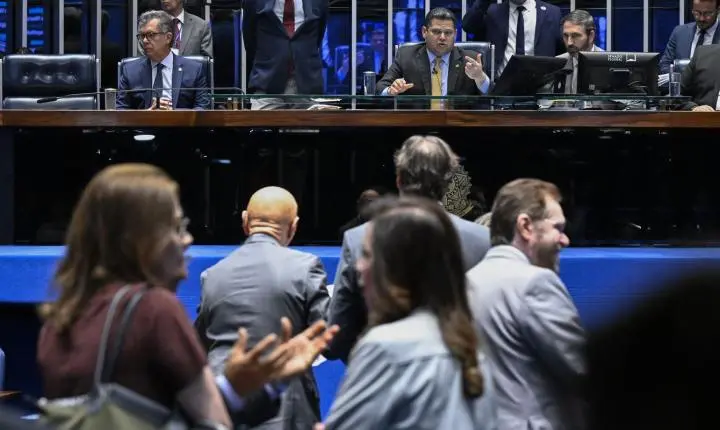 Senado deve votar fim da escala 6x1 após as eleições, garante Alcolumbre