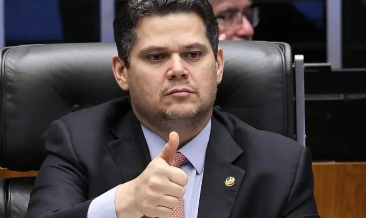 Alcolumbre defende debate aprofundado para PEC da jornada de trabalho e sugere aprimoramentos