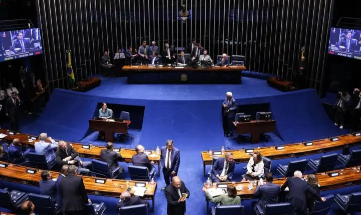 Alcolumbre adia análise de PEC que visa extinguir jornada 6x1 no Senado