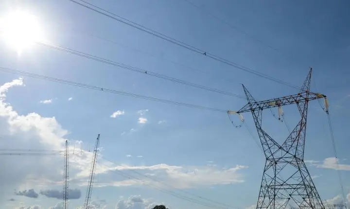 Aneel realiza leilão de transmissão de energia e sorteia quatro lotes com grandes deságios